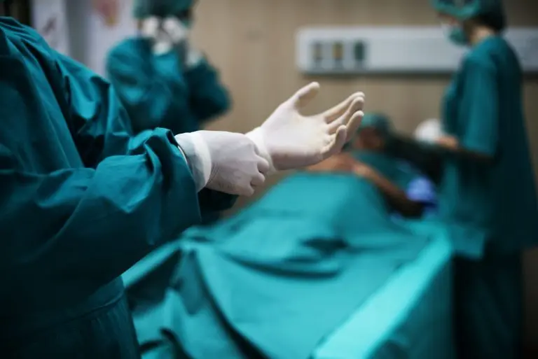dokter bedah menyiapkan operasi - apa itu mammoplasty?