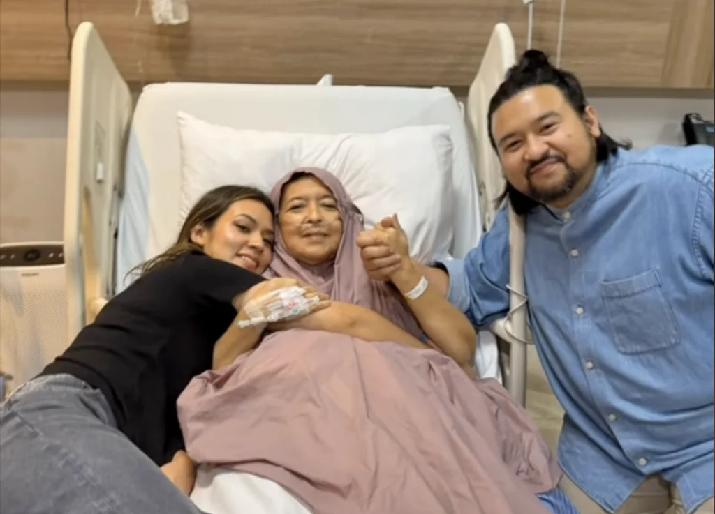 Raisa dan Kakaknya, Rinaldi Menguatkan Ibunda yang Terbaring di Rumah Sakit