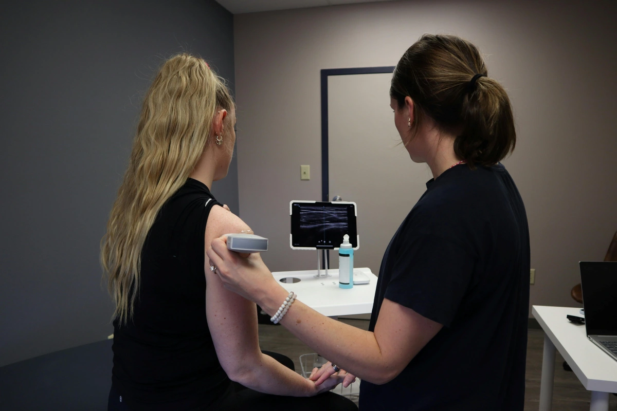 Dokter mendeteksi pasien kanker dengan USG