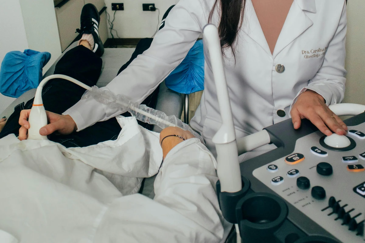 dokter melakukan skrining Ultrasonografi