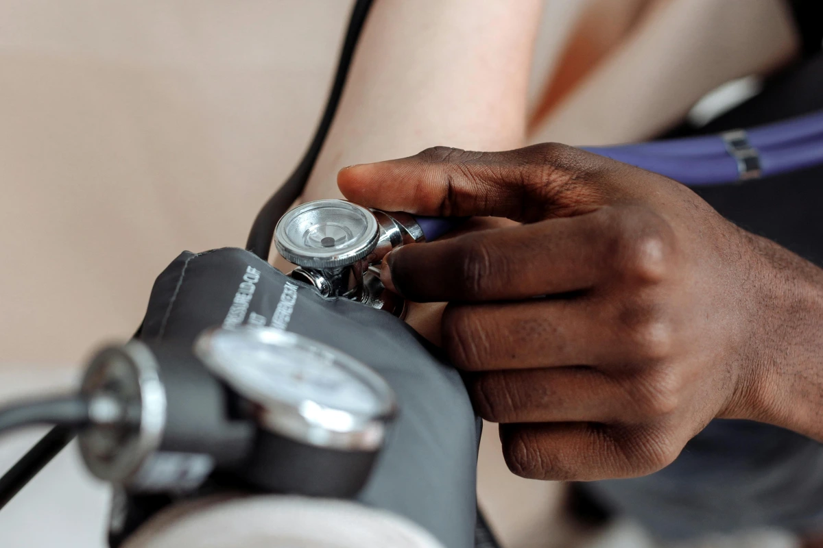 Doketer melakukan pemeriksaan awal pasien kanker