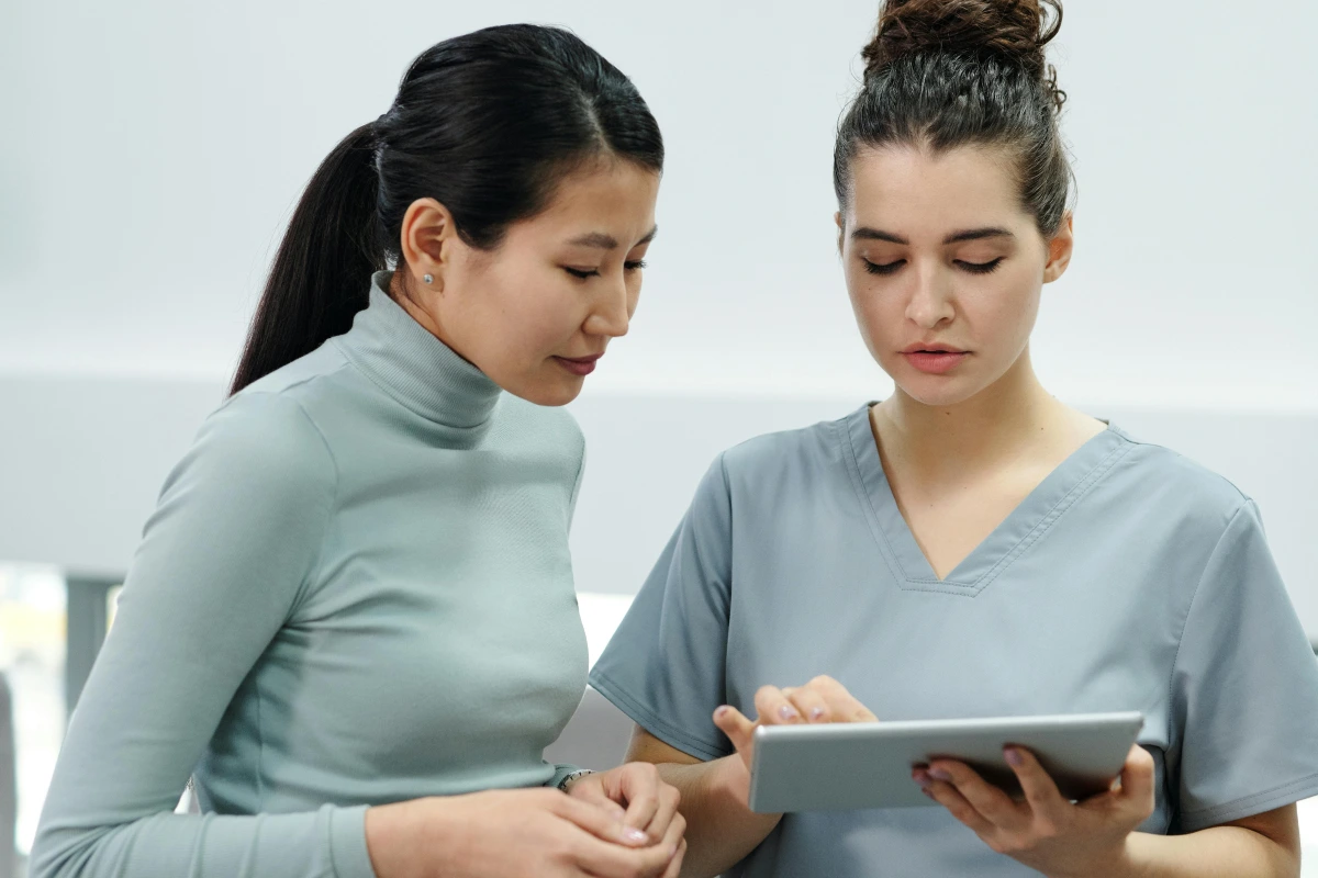 Dokter menjelaskan persiapan untuk cek kanker kepada pasien