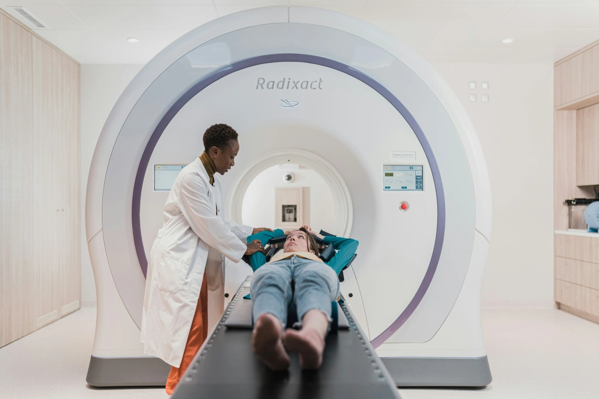 PET-MRI dan PET-CT Keduanya merupakan modalitas kombinasi, yaitu menggabungkan pemeriksaan PET (Positron Emission Tomography) sebagai pencitraan fungsional dengan pemeriksaan anatomi (CT atau MRI).