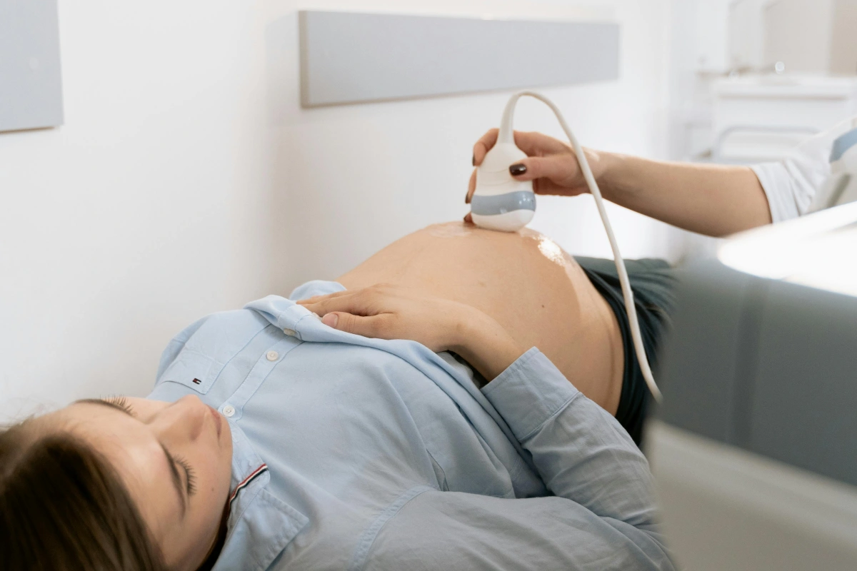 Proses USG untuk memastikan kesehatan janin, tapi kapan waktu yang tepat?