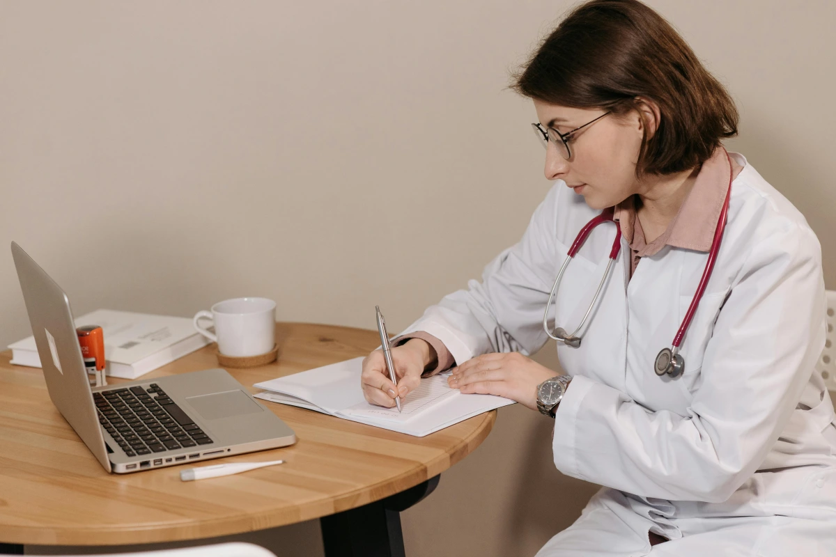 Dokter menganalisa hasil pemeriksaan pasien kanker