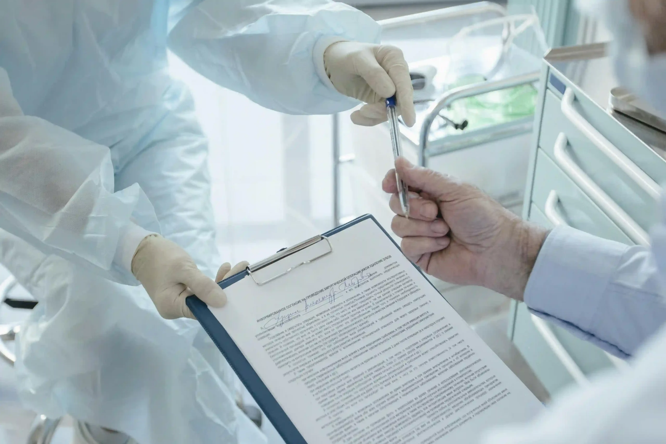 Dokter menyetujui surat rujukan pasien