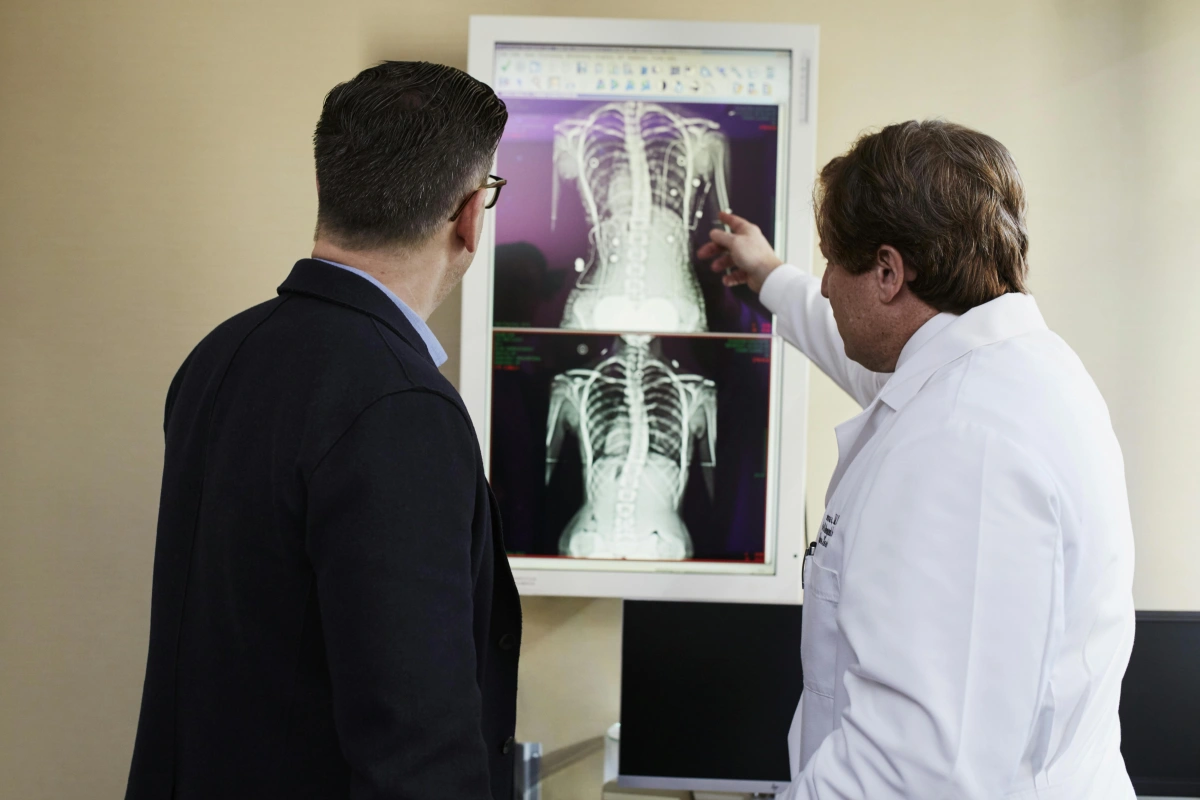 dokter menjelaskan hasil tes diagnosa ke pasien