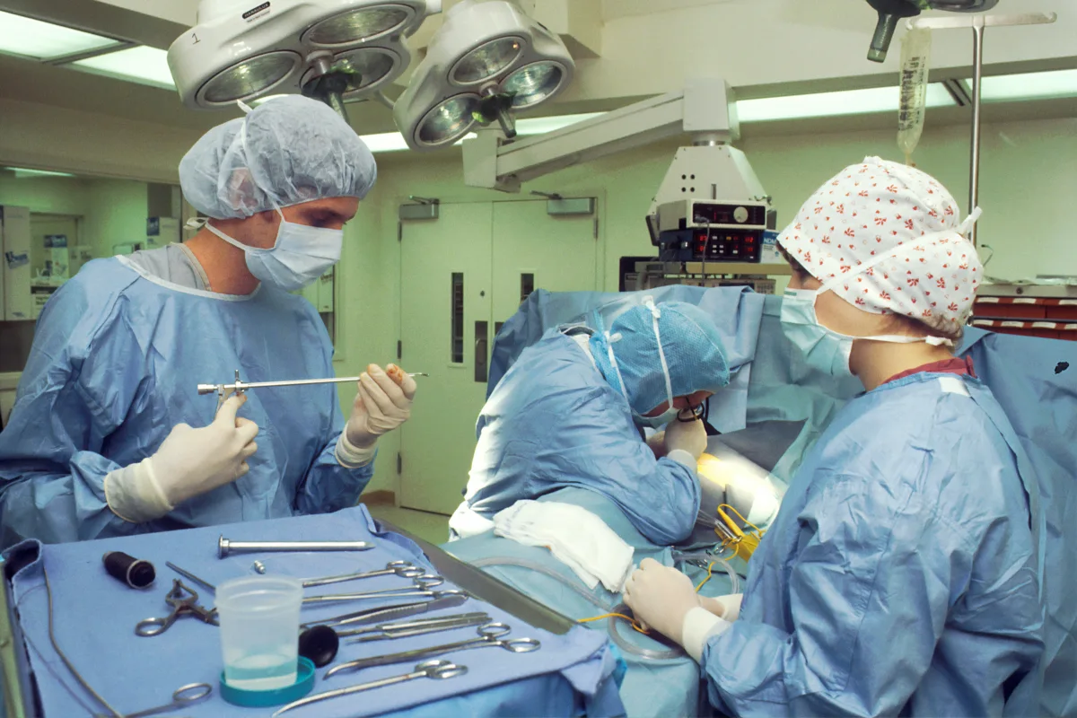 Dokter melakukan operasi sebagai prosedur biopsi