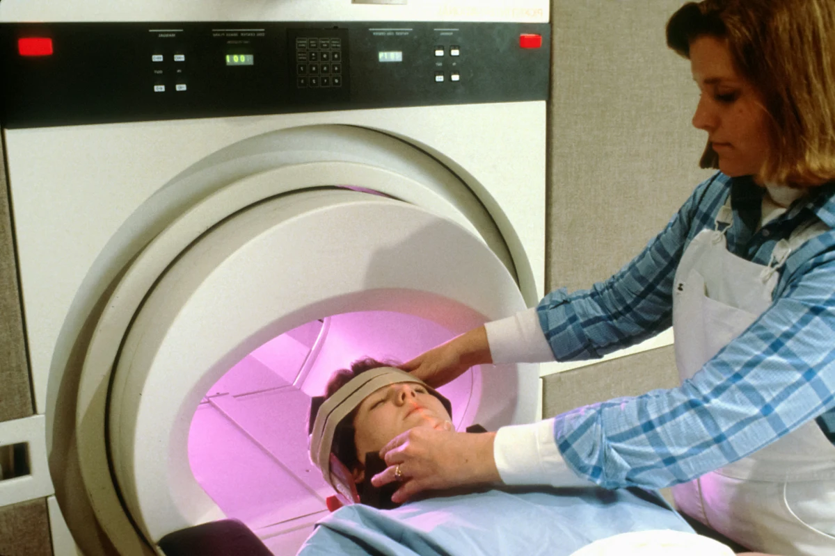 PET scan dan Bone scan memiliki tujuan dan meenghasilkan informasi yang berbeda
