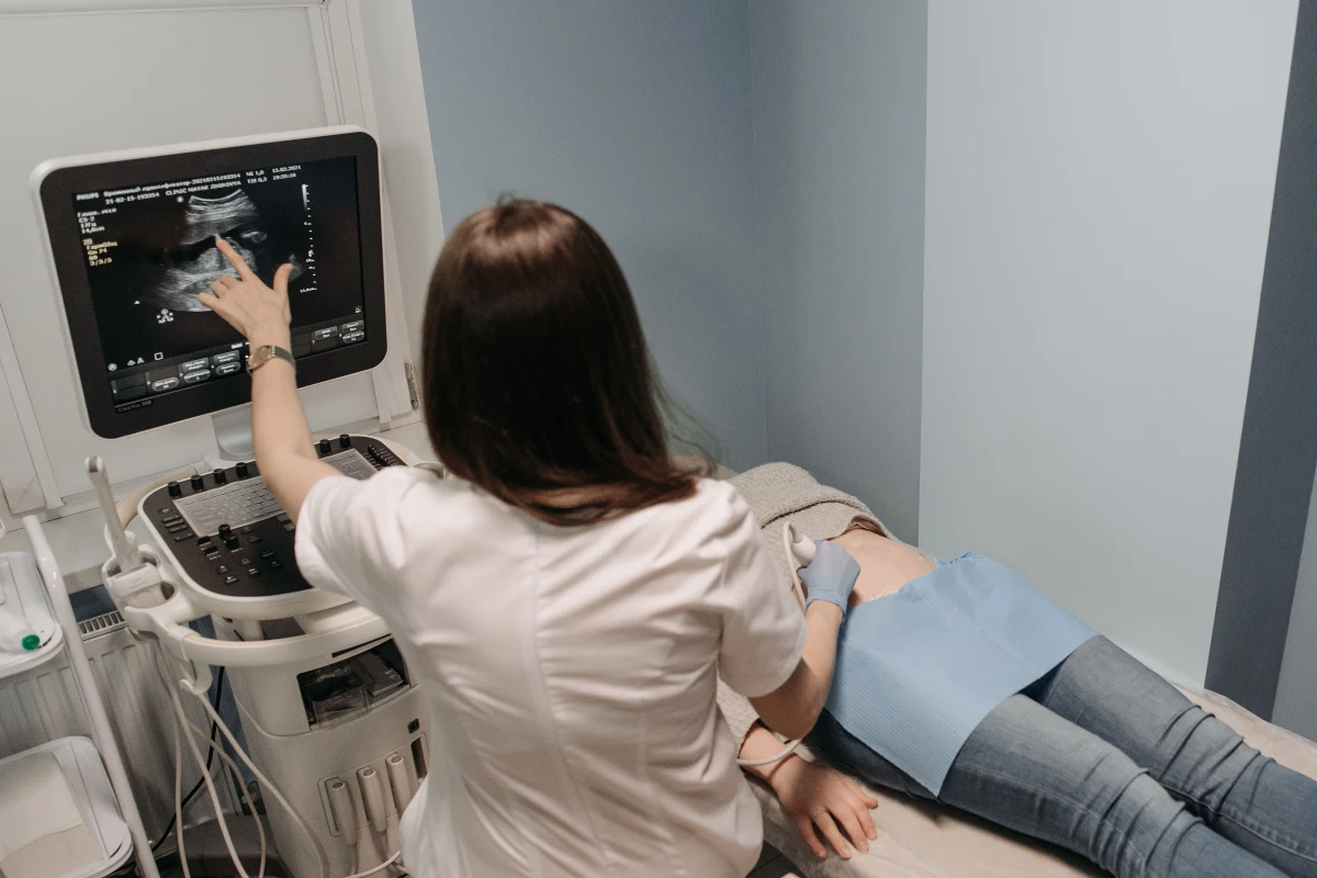 Dokter melakukan skrining pasien beresiko kanker ginjal